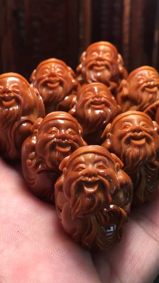 旅游进行时#核雕名家作品,王伟东新创作的财神橄榄核雕手串