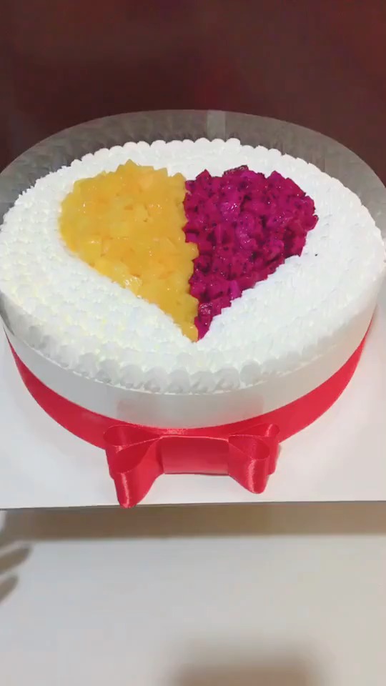 芒果火龙果双拼爱心奶油生日蛋糕,依旧喜欢的双击点赞!