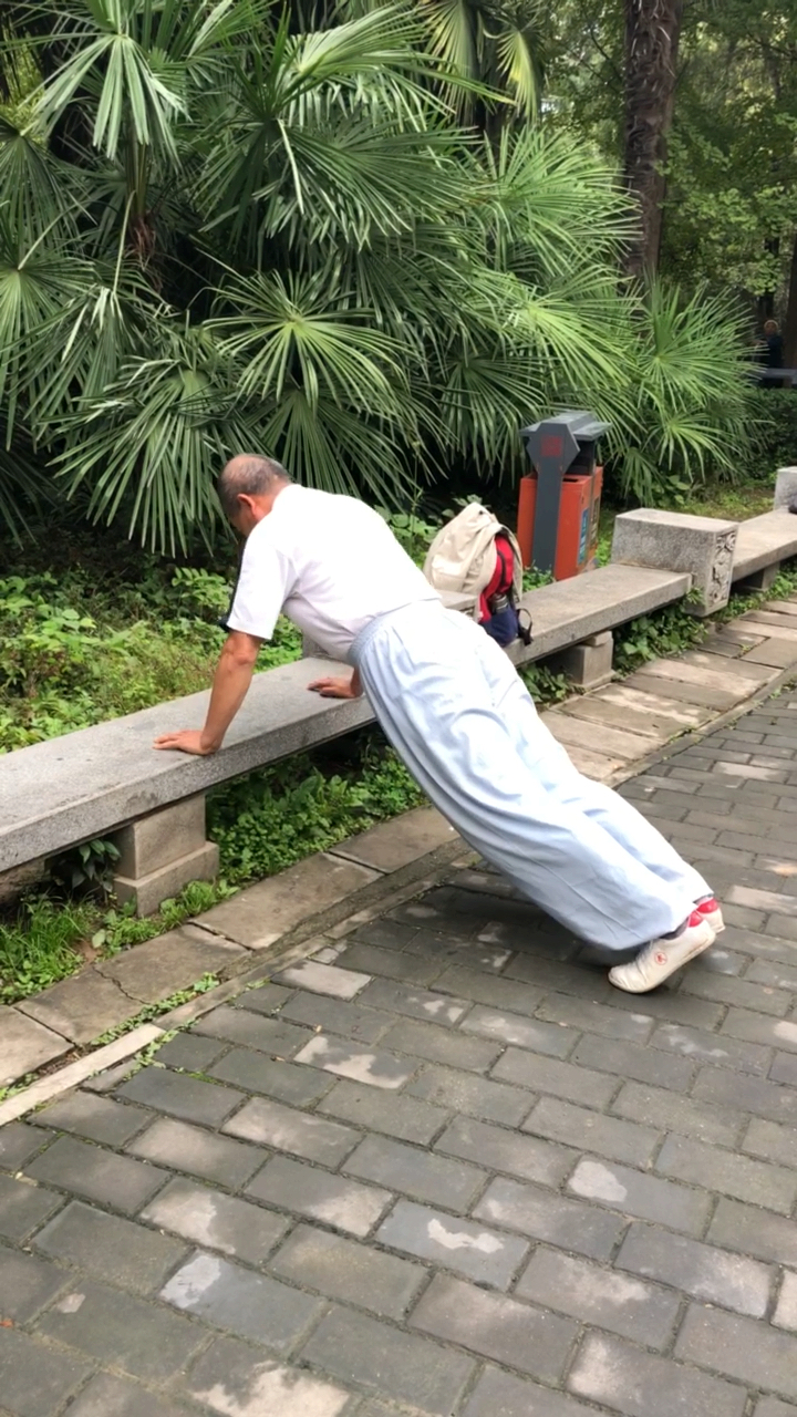 72岁大爷每天坚持俯卧撑,强身健体!