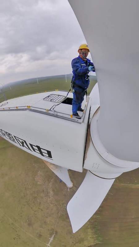 风电人的日常操作,眼前这一幕,看得我小腿直打颤!
