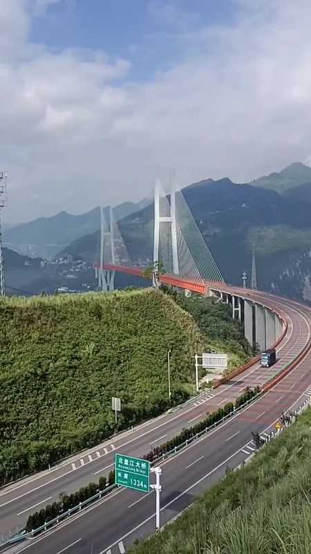 世界第一高桥位于中国贵州六盘水北盘江特大桥,贵州山川秀丽,气候宜人