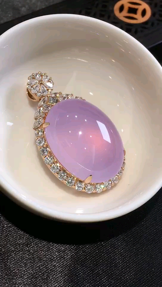 稀少的冰粉翡翠蛋面吊坠.