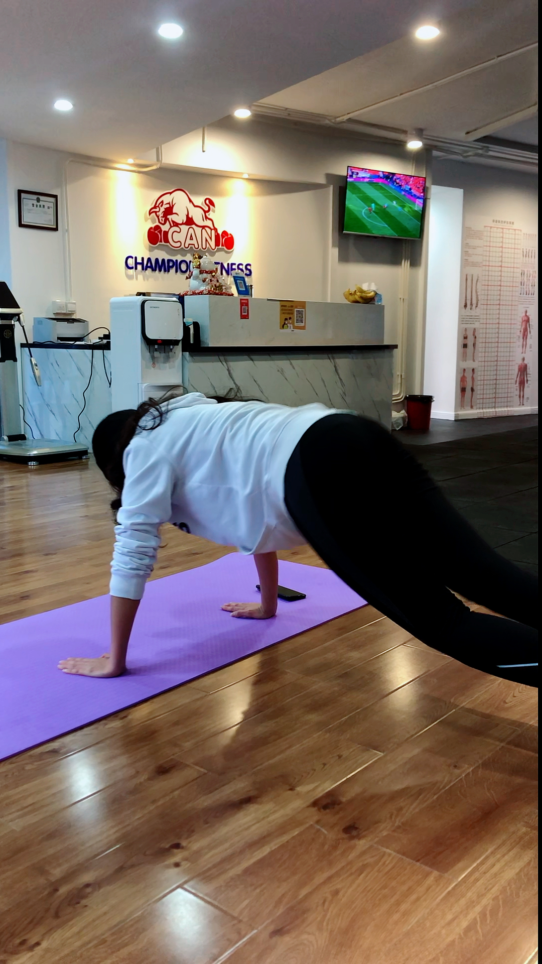 俯卧提膝:主练—下腹,腹直肌   露肉季节:can—美女教练带你瘦出夏天