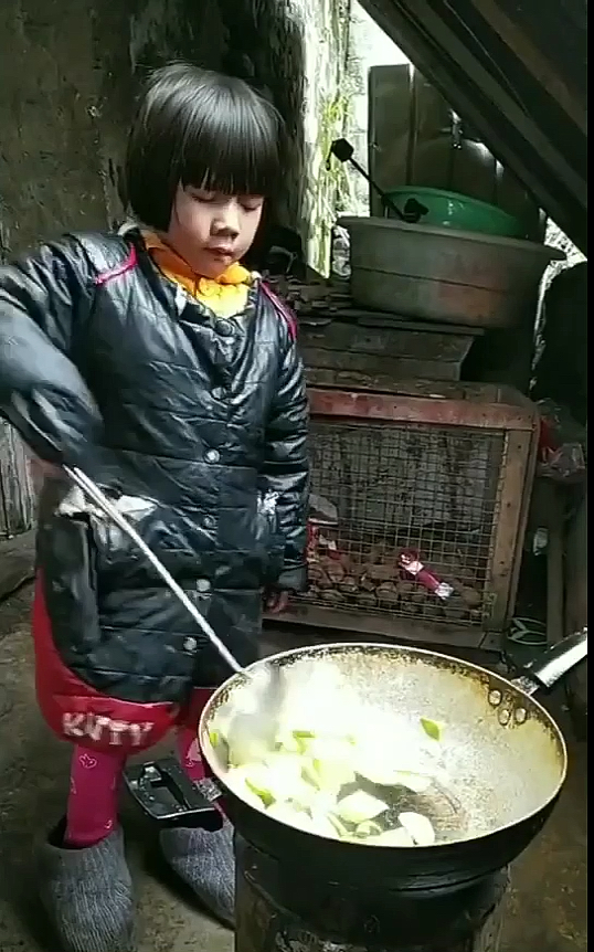 乡村生活#在农村,这么大的孩子做饭技术就这么娴熟,有空就帮家里琢Ζ