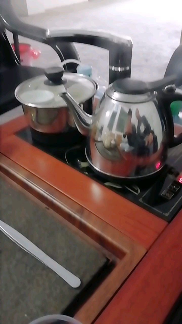 工地办公室没人只能喝茶了