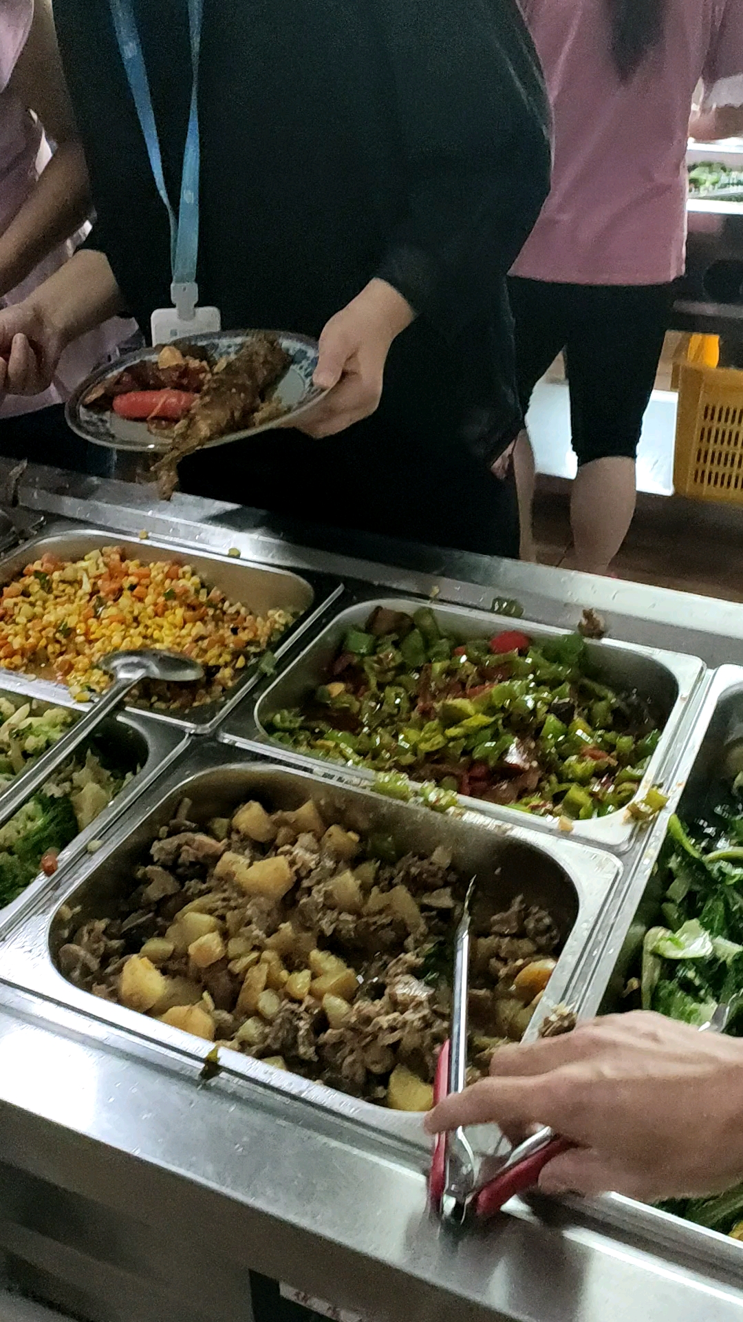 工厂的伙食不错哦!