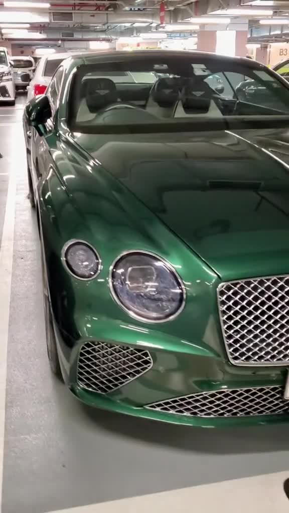 非常独特的英国皇家绿新款宾利gt,.mp4