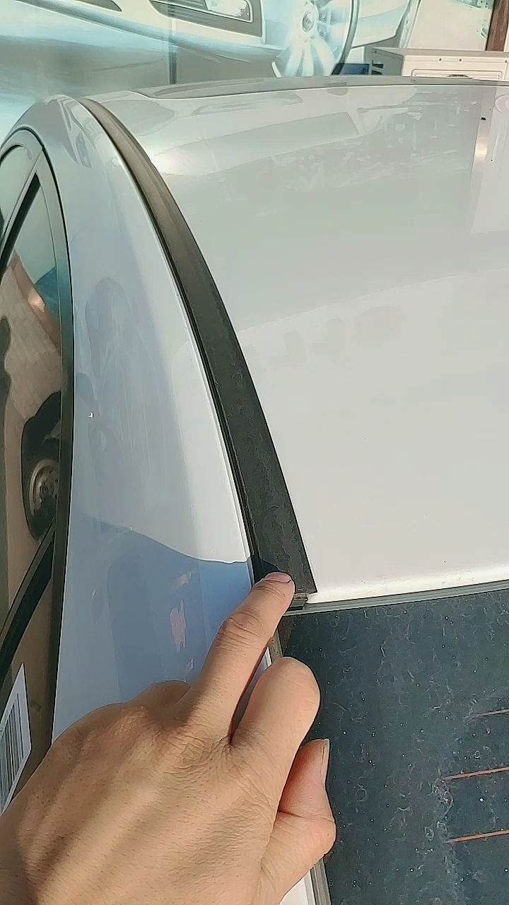 买车要是遇到这种车顶带压条的要慎重,能不买就不要买了!