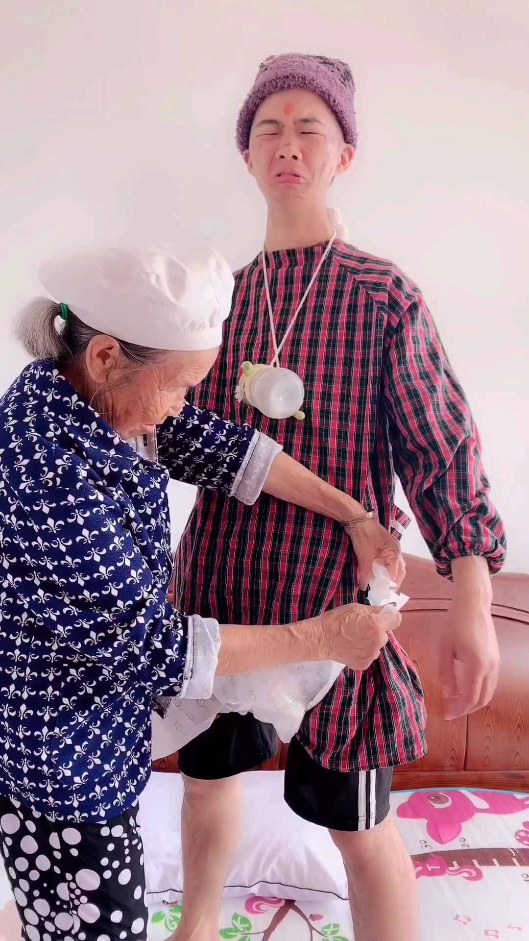 奶奶说不找孙媳妇生个小孙孙,就天天让我夹尿片,唉,这都过的啥日子啊