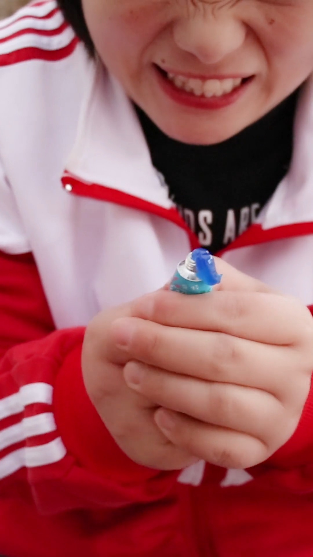 童年回忆#欢欢和小晴玩"太空球",吹起来像泡泡糖一样,你玩过吗?