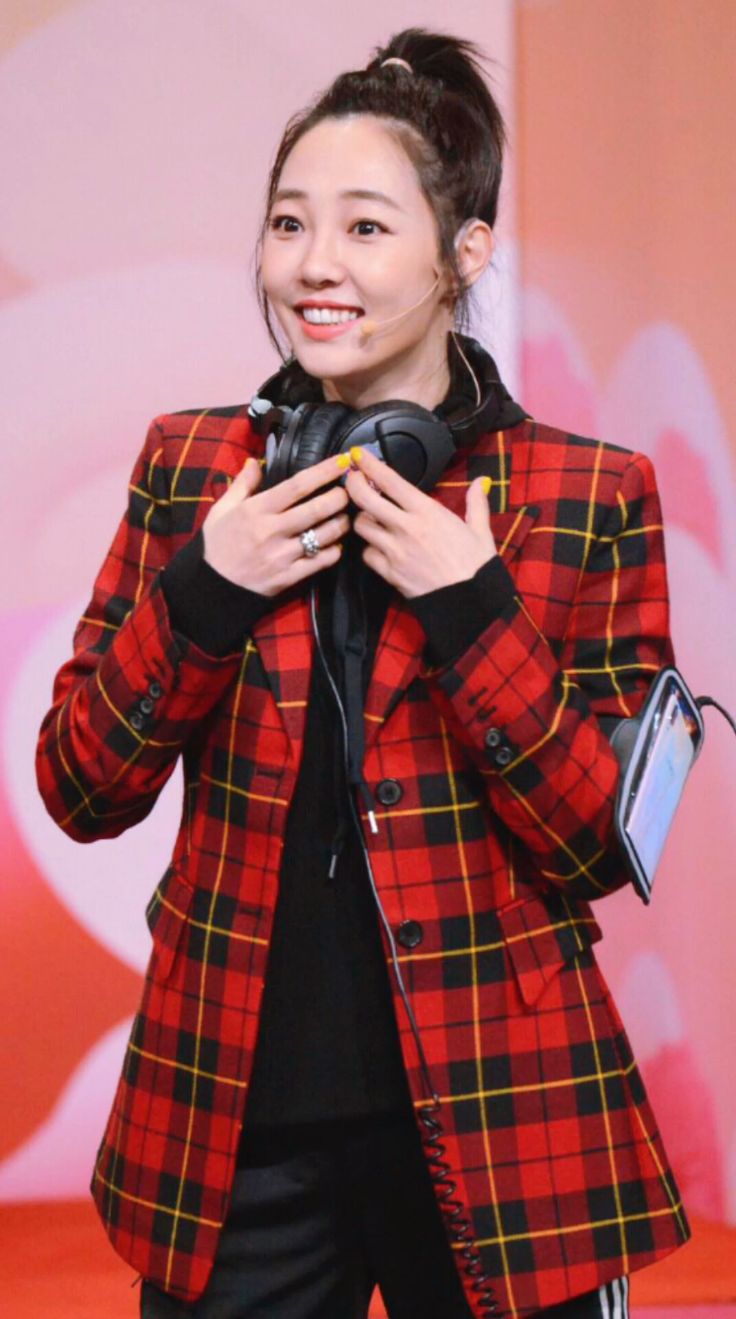 白百何穿红色格纹西装配休闲裤,指甲颜色却赚足眼球,网友:真亮