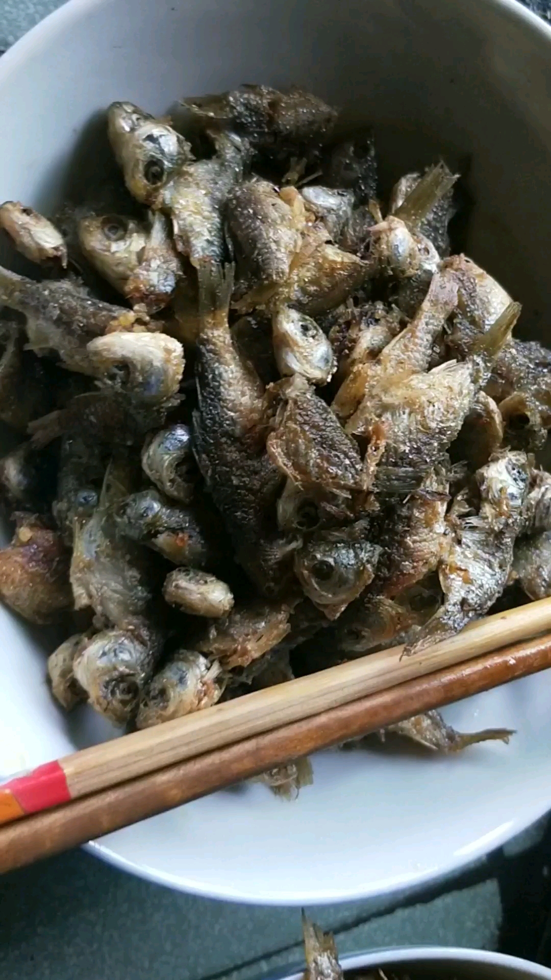 我的家乡年#田里捉的小田鱼,油炸一下,放点辣椒就是一道美味!