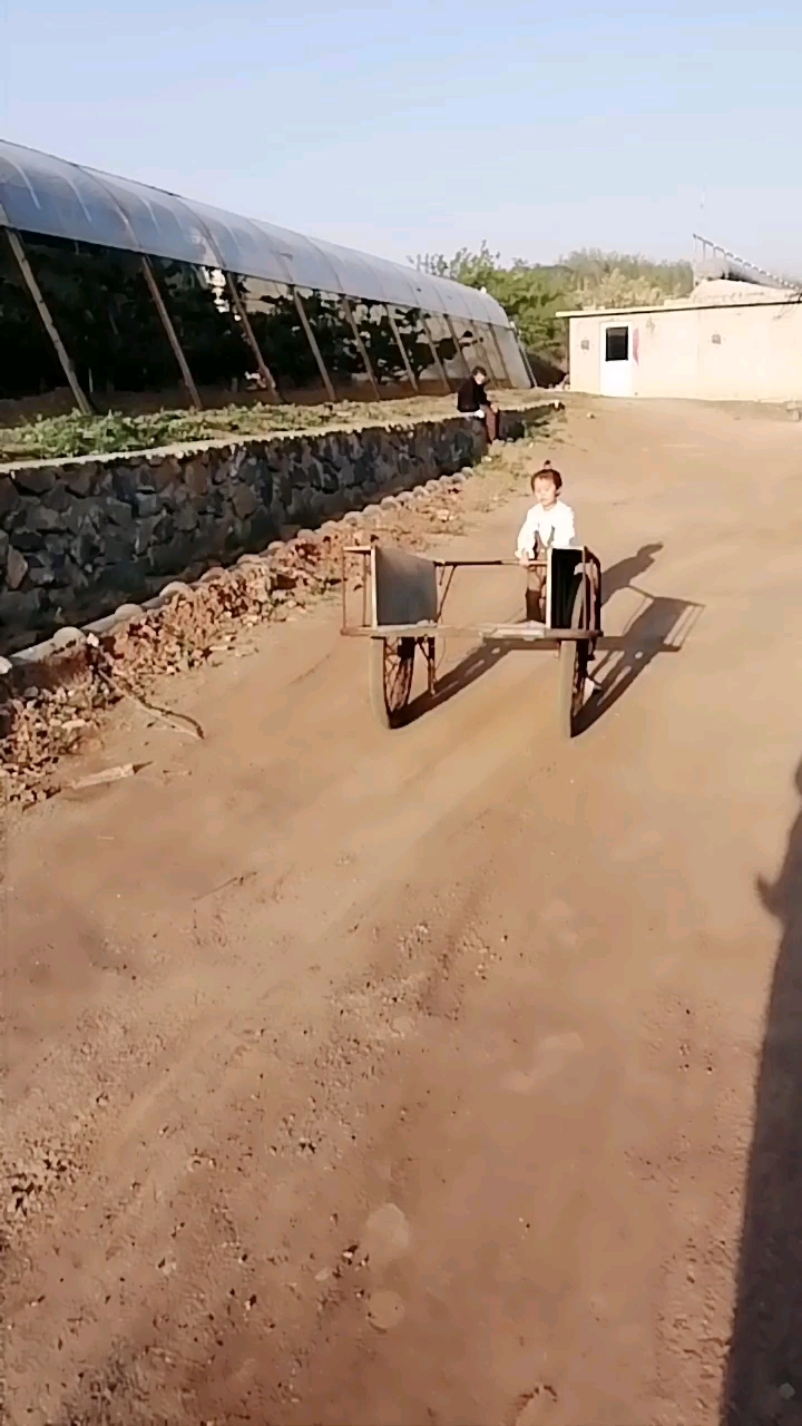 小孩拉大车