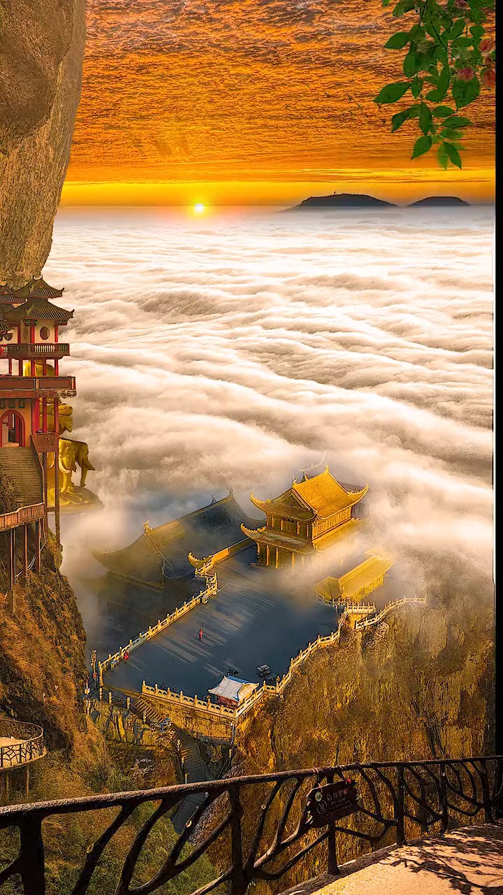 当你站在峨眉山金顶,看着云海,你所有的难过和委屈就会烟消云散,有喜