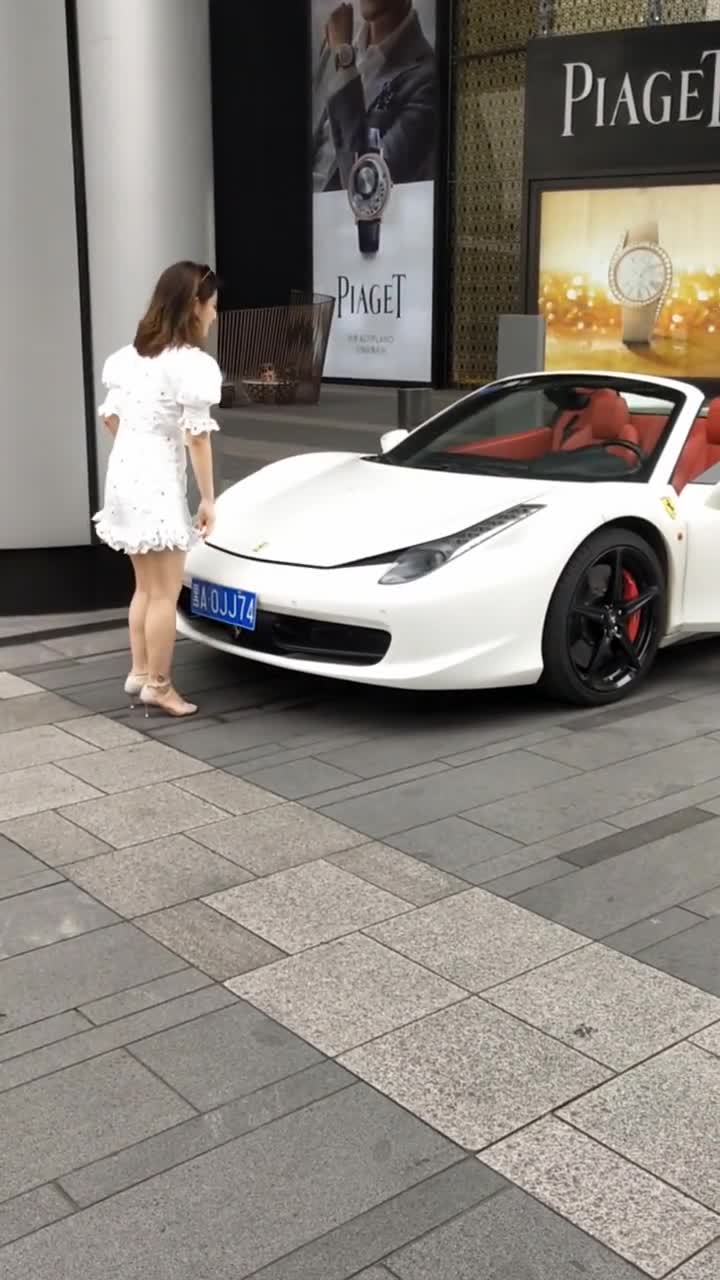 霸道女总裁开兰博基尼来成都太古里购完物回家了,一个包包就是我一年