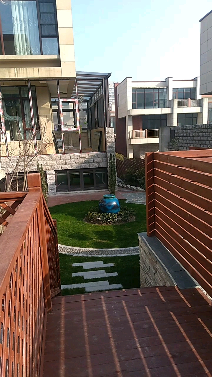 这小阳房,玻璃混凝土各占一半了