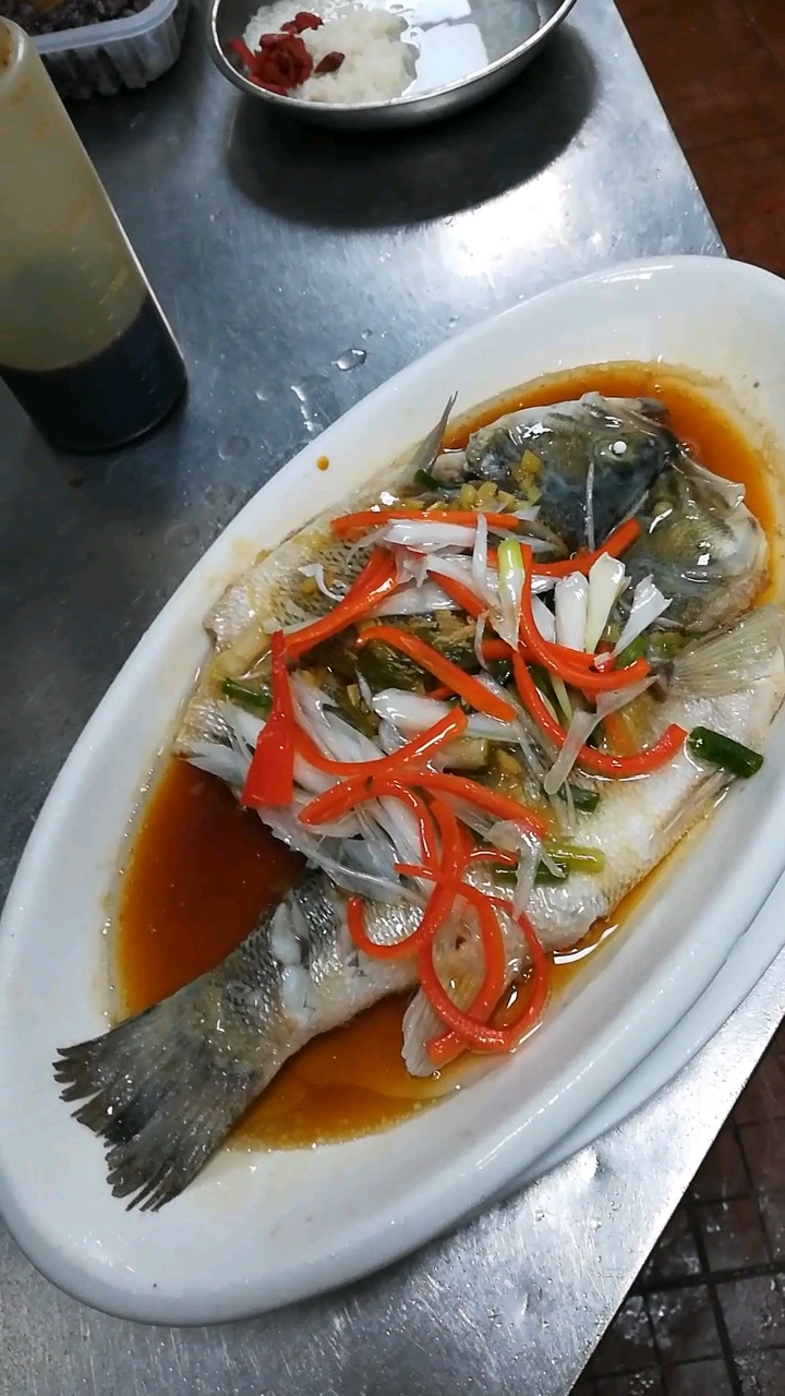 清蒸鲈鱼加入三丝浇热油完美!