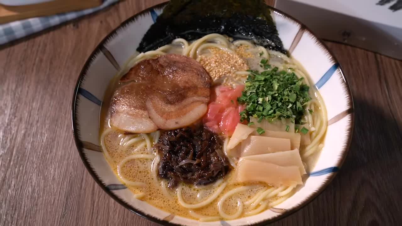 美食#五分钟搞定一人食豚骨叉烧拉面,大块叉烧肉,色香味俱全