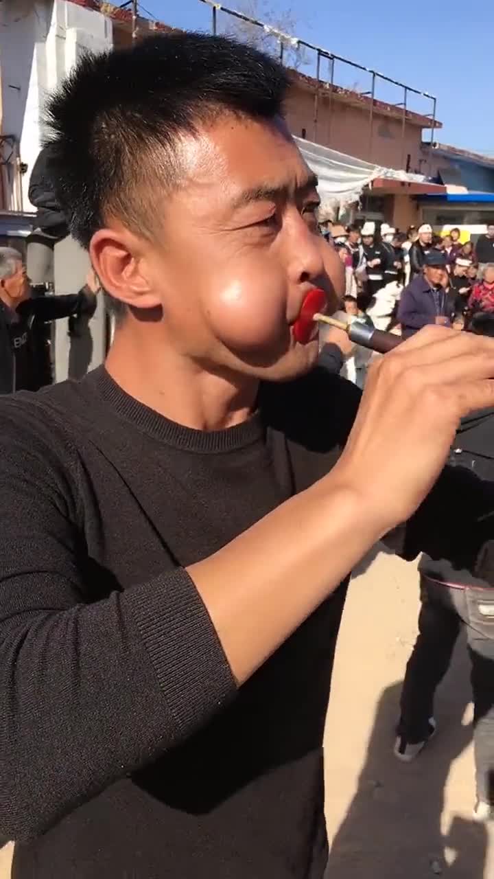 这才是真正的民间唢呐人,专业鼓腮,会换气的真功夫!-度小视