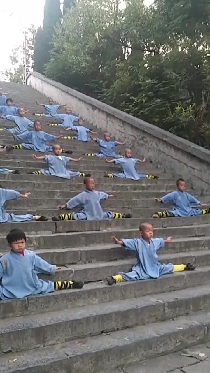 少林小和尚一起练功,没想到坚持那么长时间,真是佩服