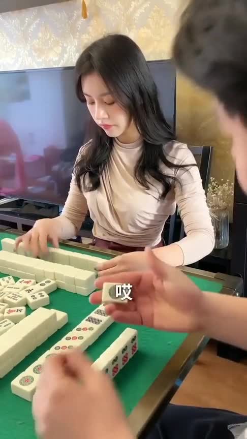 陪美女打麻将图片