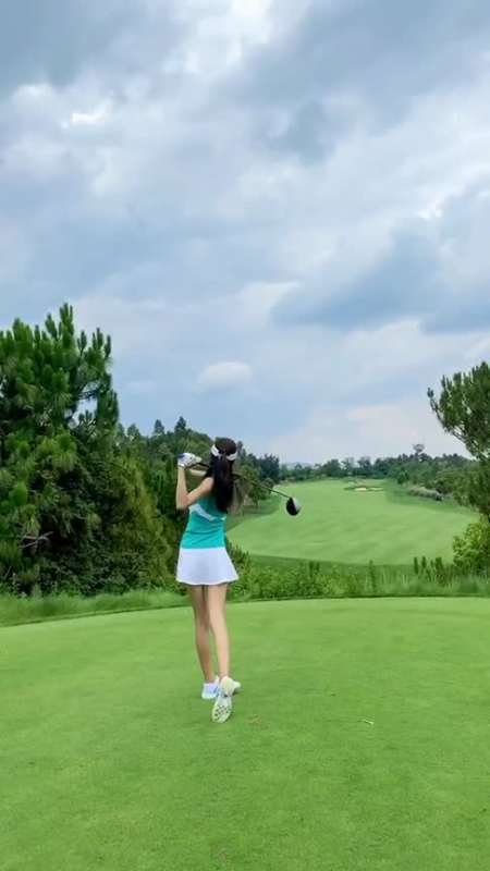 不要问我为什么打球穿短裙,因为女孩子打高尔夫,就是要好看!