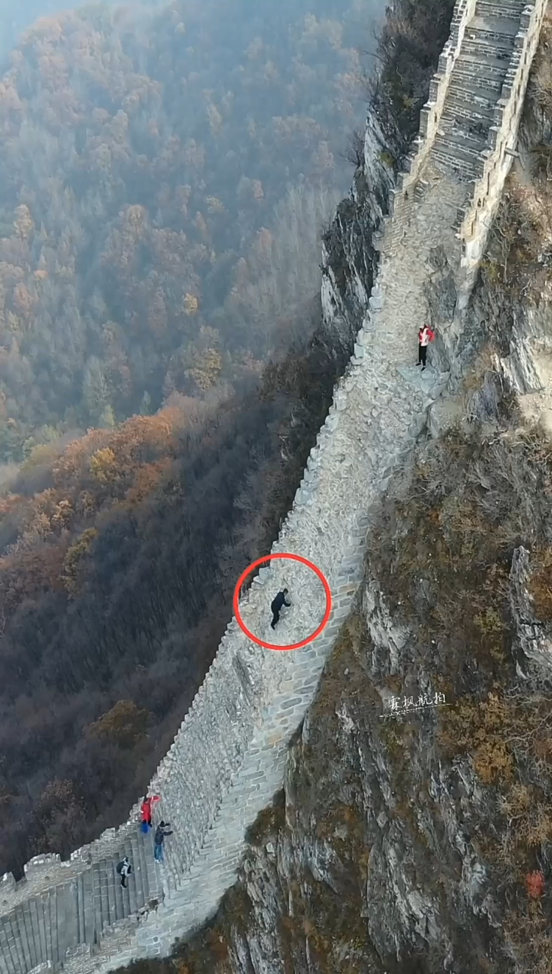 鹰飞倒仰段是箭扣长城最为险峻的地方,近80度的陡坡一般恐高和胆小的