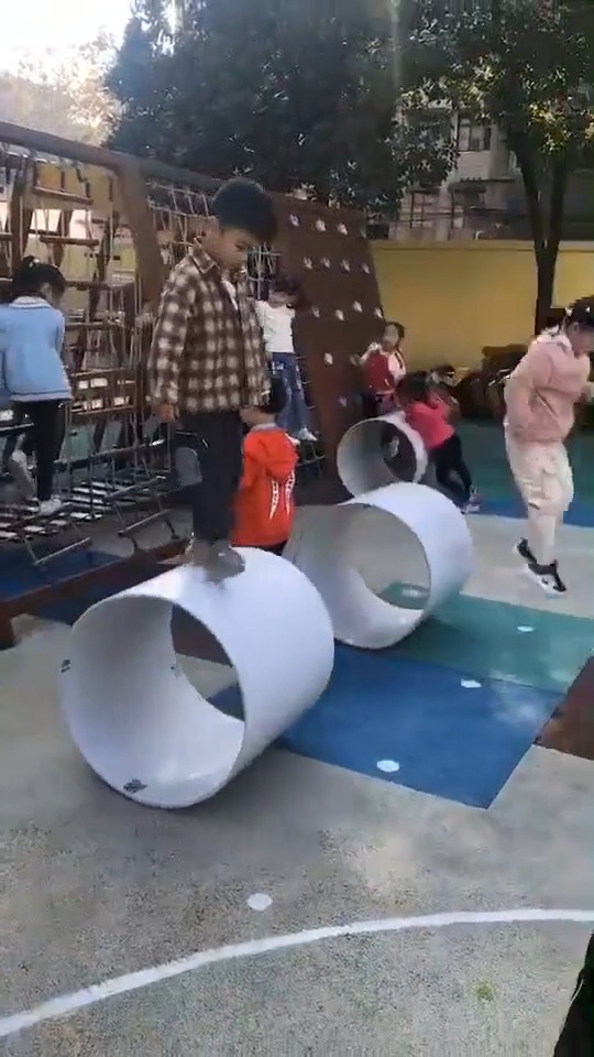 园长妈妈眼里滚筒游戏区的杂技小帅哥