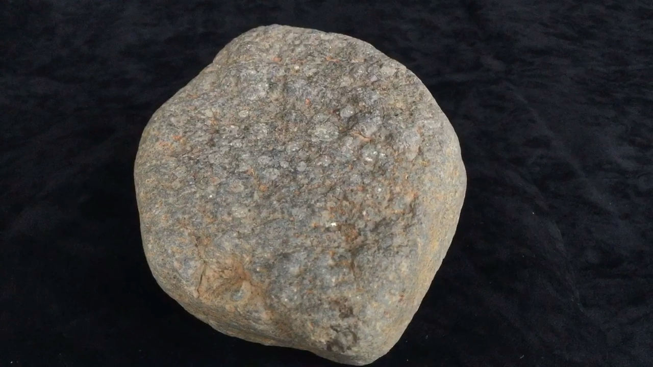 碳质球粒陨石 密度2.8 硬度6.0 质量1777克 黑褐色 稀有珍藏