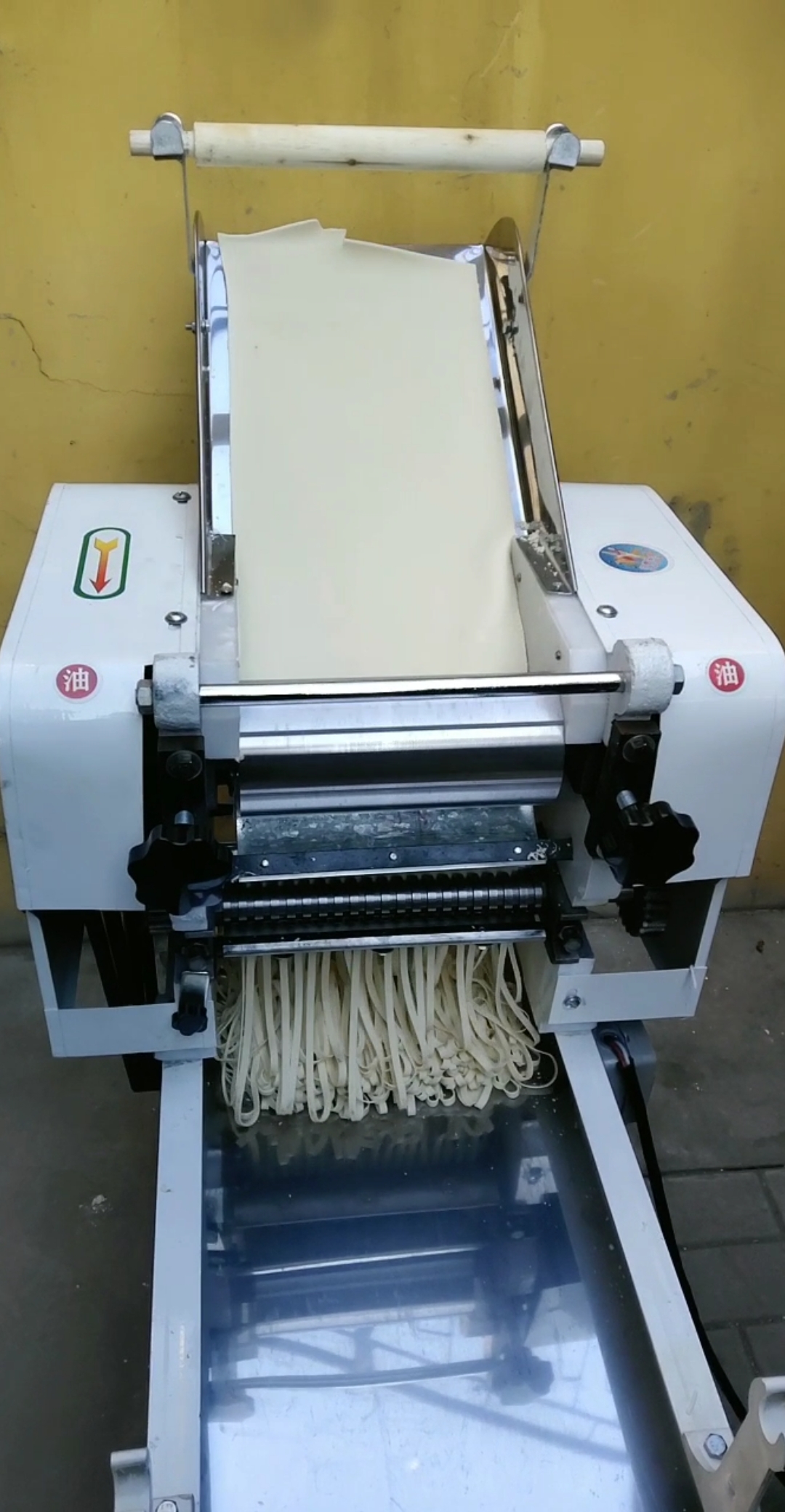 可压面做面条简单方便.