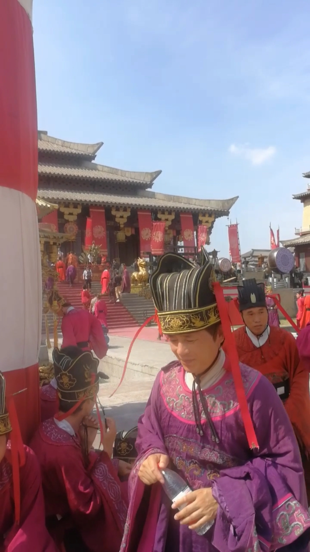 帅哥#想问问这位大人,大家都在准备着上早朝商议国事了,你为何还在此