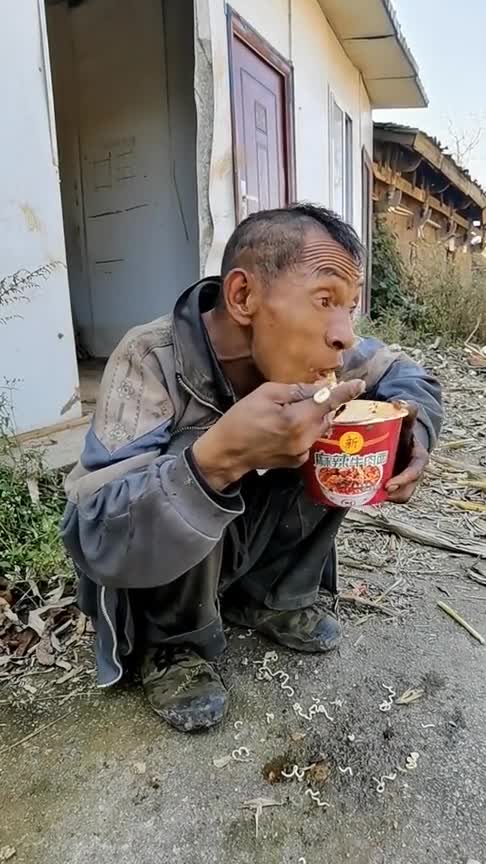 这是村里的傻子,不管红事白事都会主动去帮忙,一盒泡面就能打发走