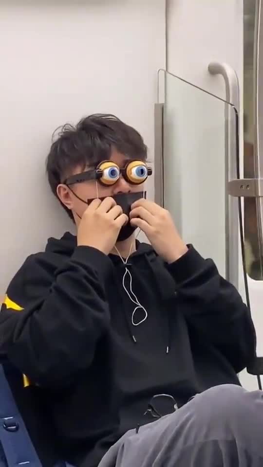 眼睛瞪的像铜铃哈哈哈哈逗比沙雕迷惑行为