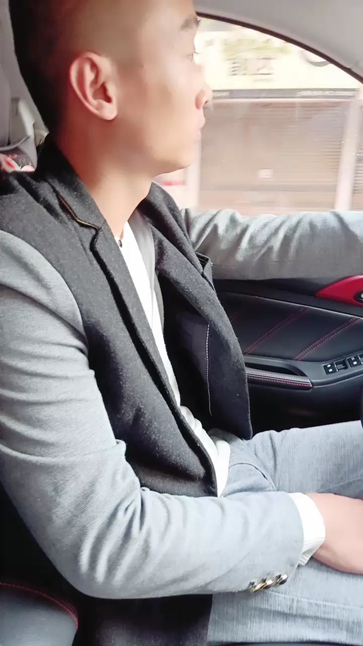 单手开车的男人是不是很帅