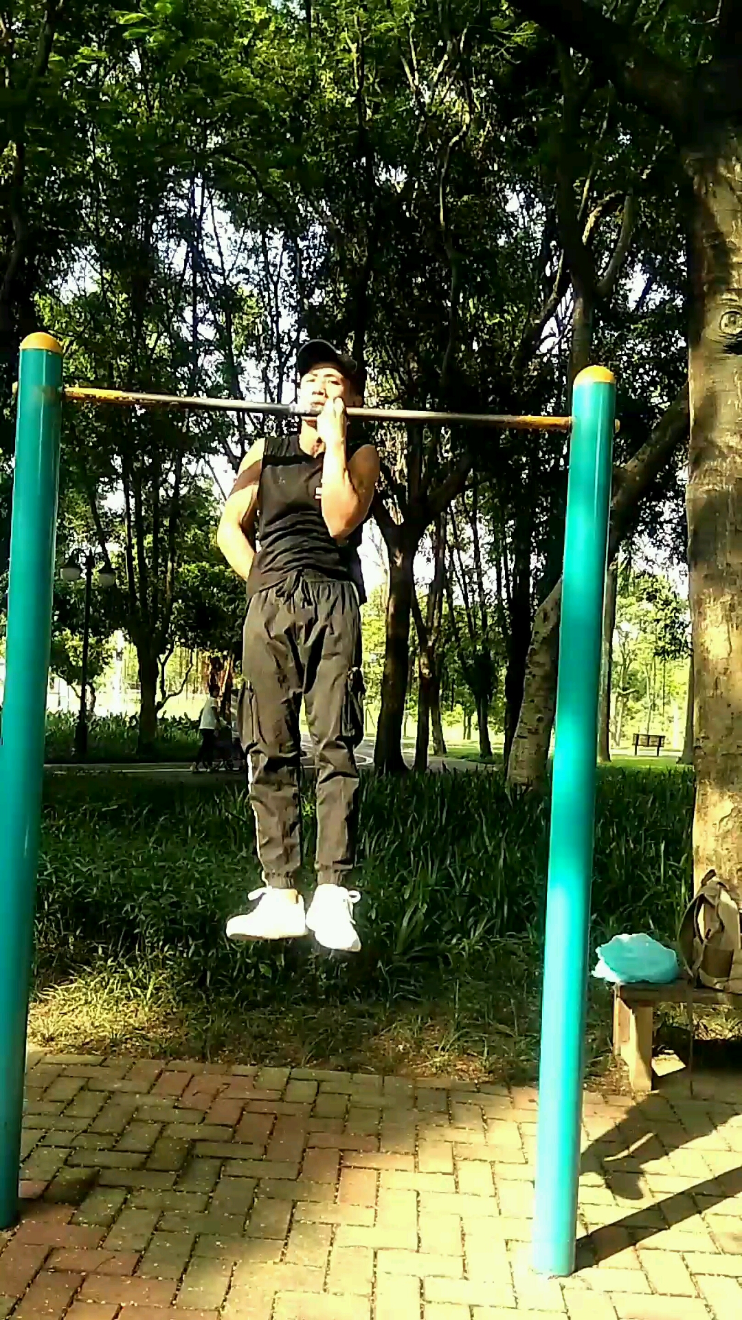 中国龙的传人,单手两个手指引体向上