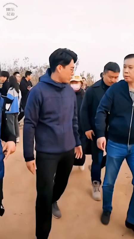 靳东回老家一点明星架子都没有为乡邻送上生活物资铺盖新路并为农民无