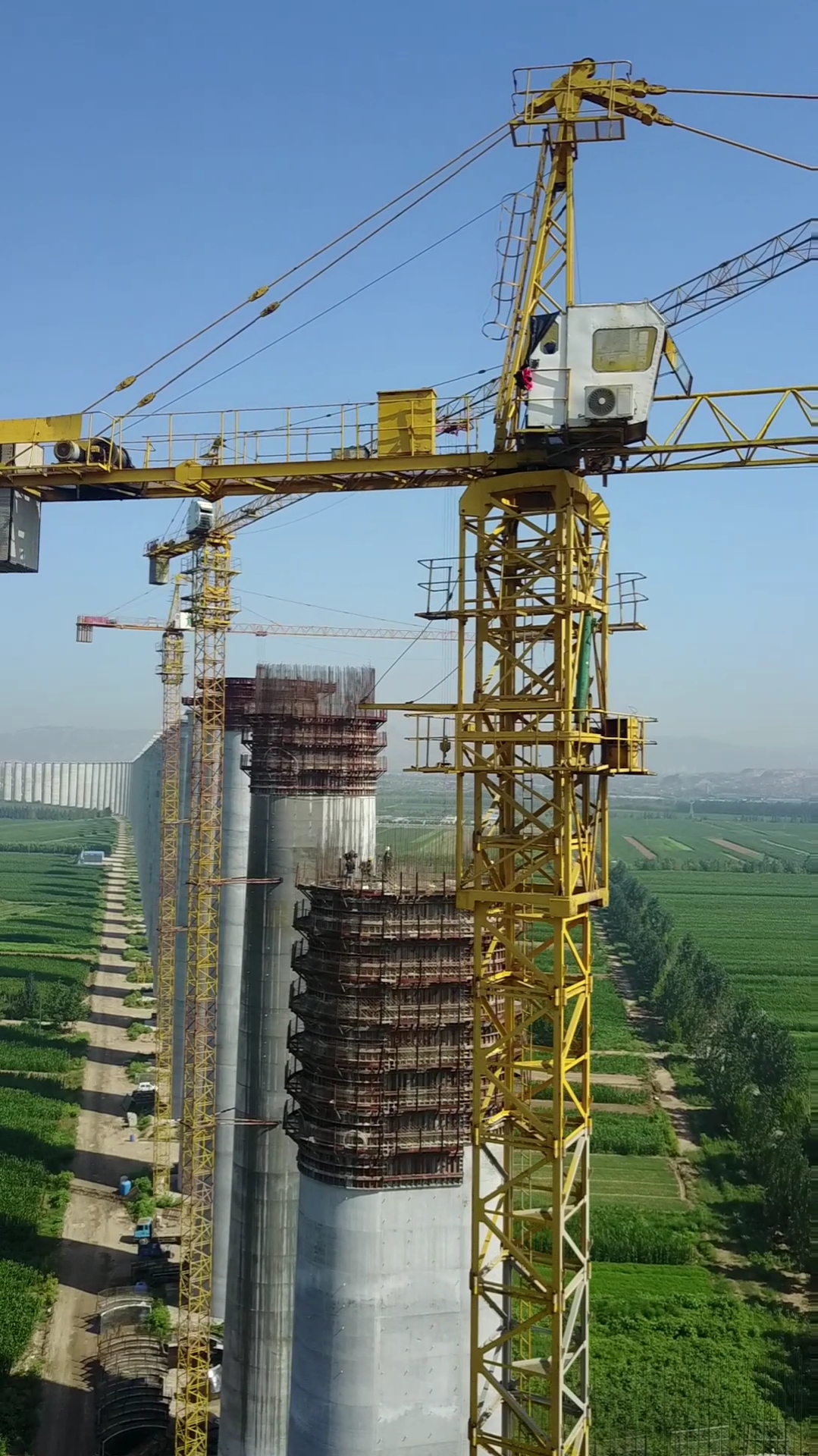 全民正能量#桥梁高速发展离不开万千塔吊司机师傅们的付出!