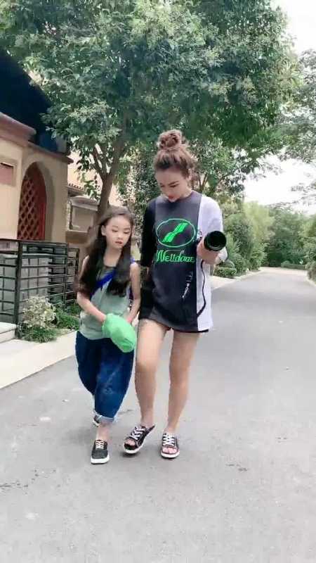 童模焱娃娃跟妈妈出门散步,母女俩颜值都那么高,真让人羡慕