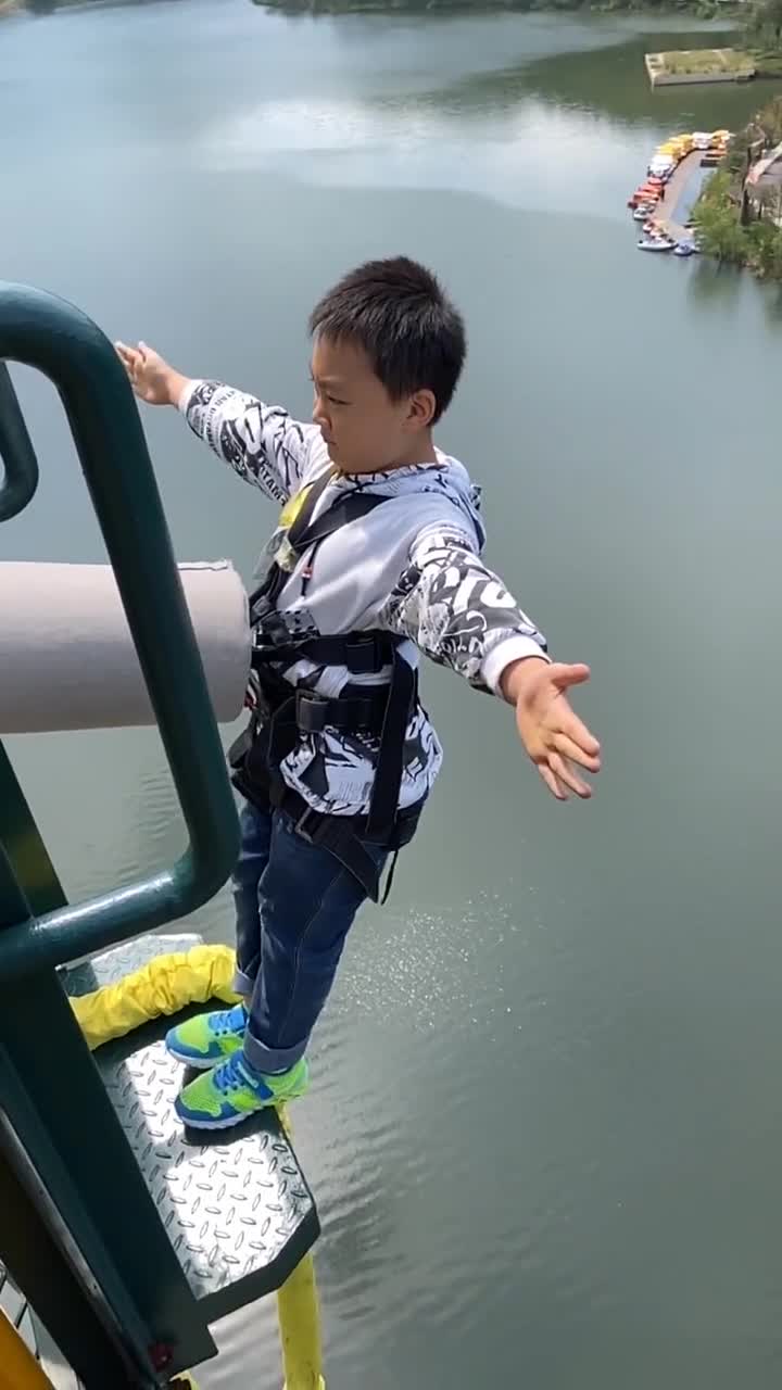 8岁小男孩挑战高空蹦极,真是初生牛犊不怕虎!-全民小视频