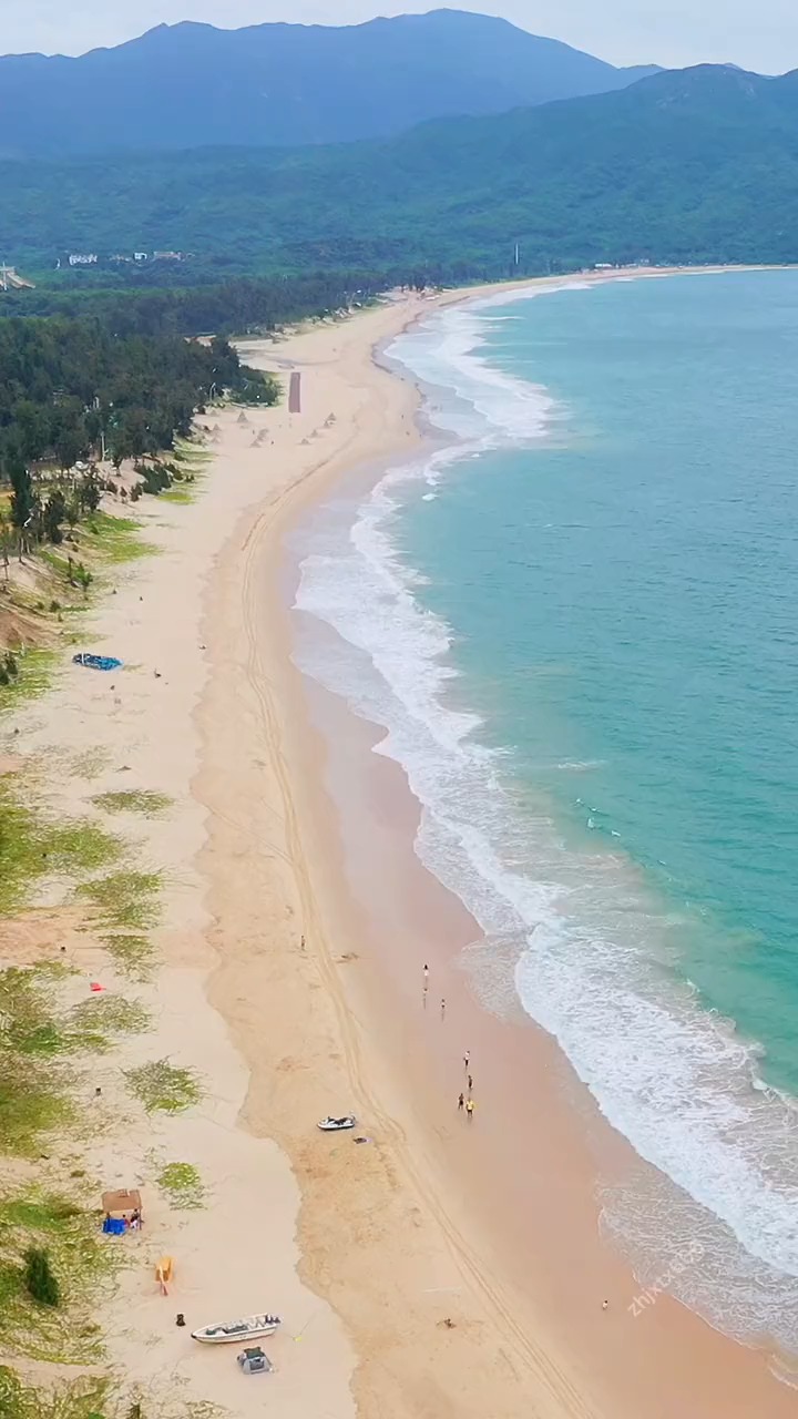 西涌沙滩深圳最大的沙滩全长45公里海水清澈沙滩漂亮