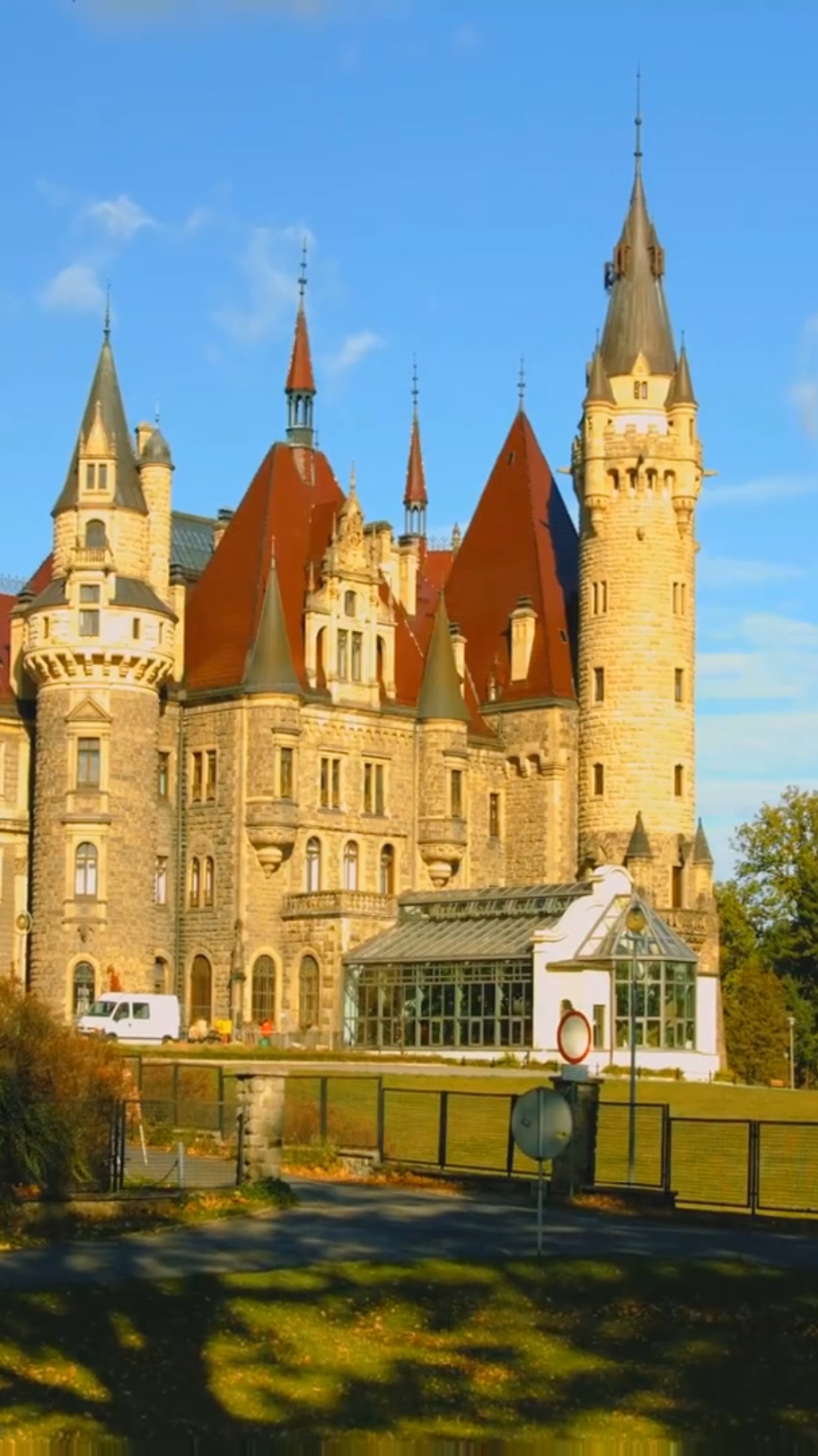 莫斯纳城堡,工业大亨温克勒建造,可惜二战后一直无主,拥有365间客房.