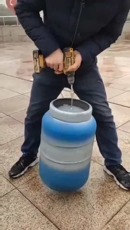 搞笑段子#大哥的超大号陀螺,竟然是用煤气罐改装,这抽起来贼带劲