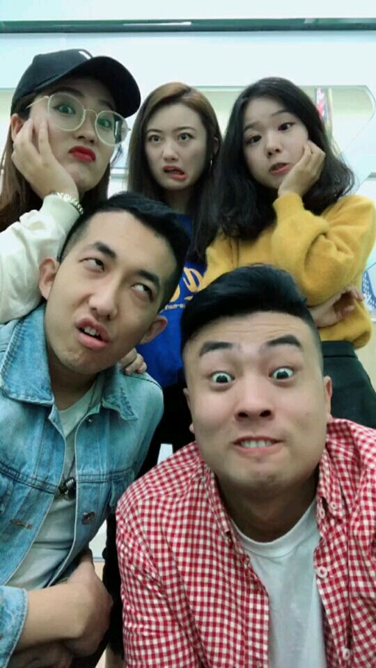 一群抽搐的大傻子