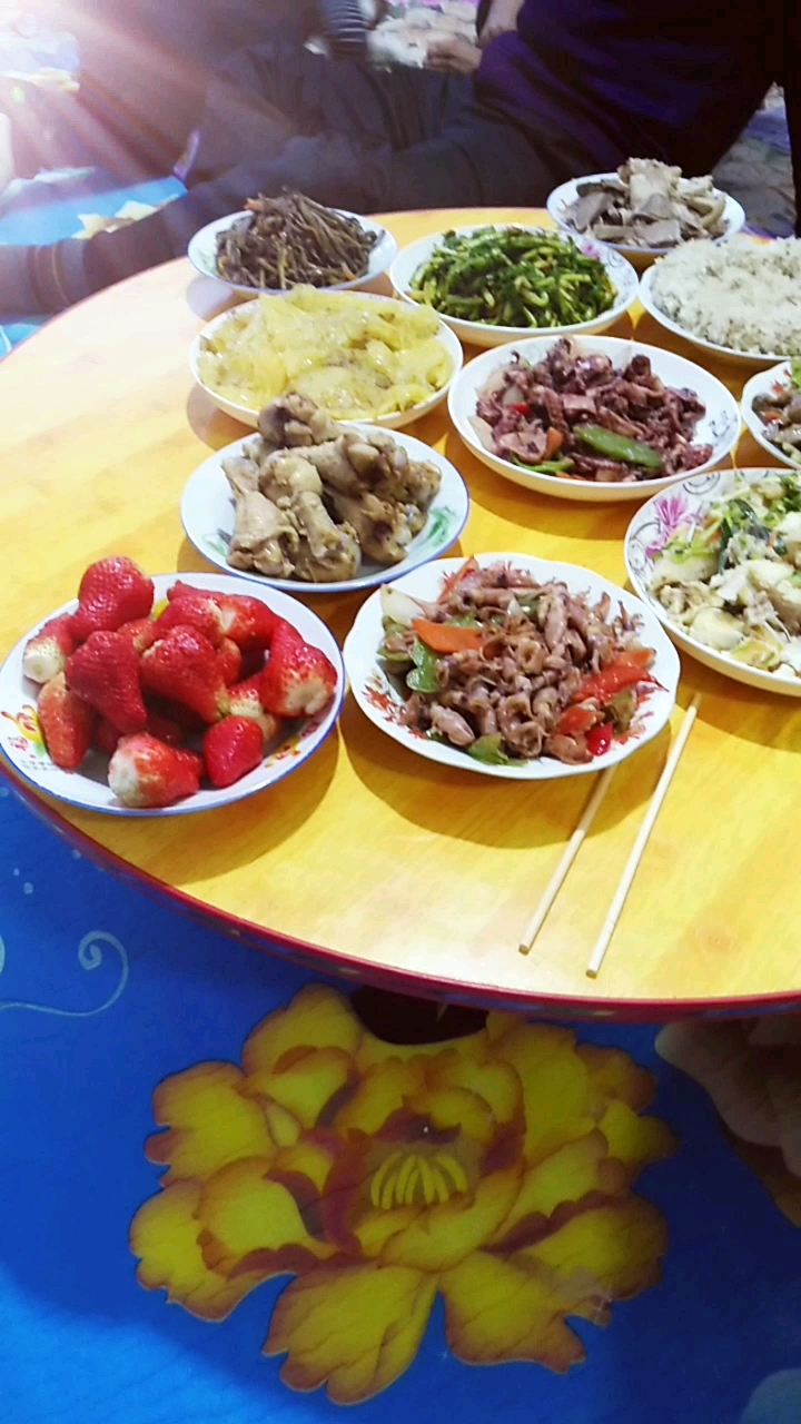 年夜饭.朝鲜族一般家庭的餐桌哦