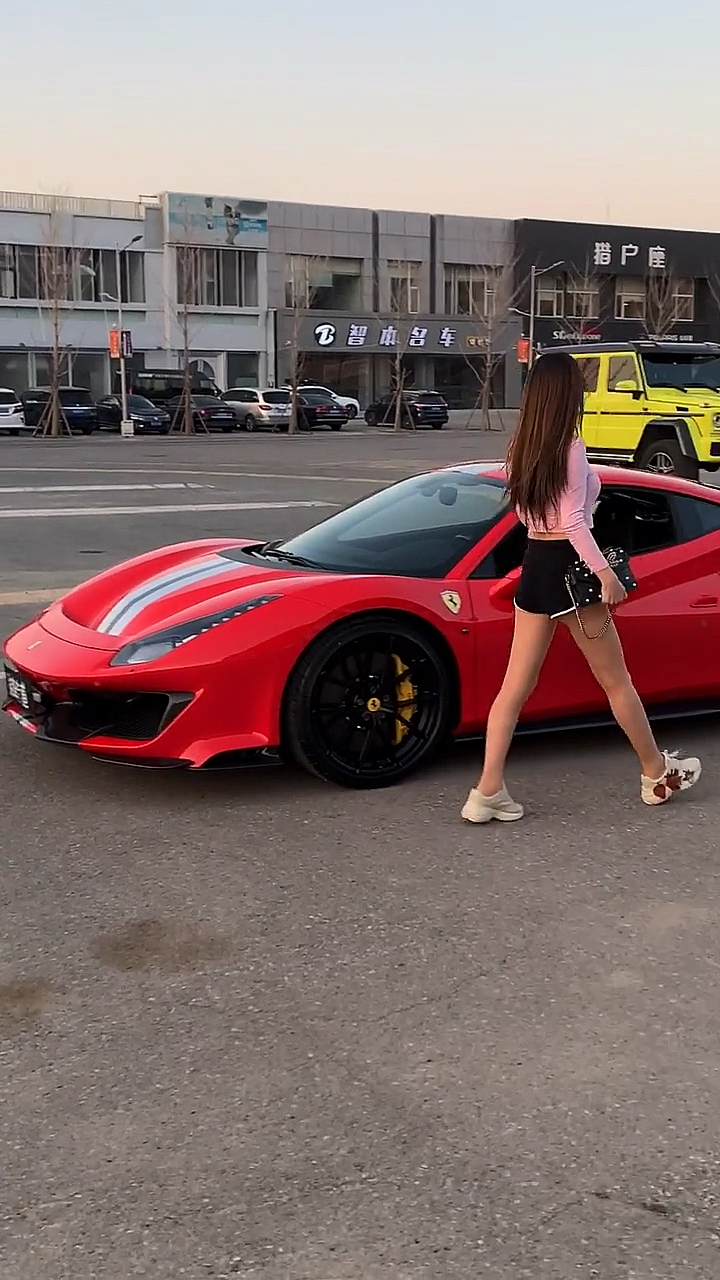 单手开法拉利的小姐姐