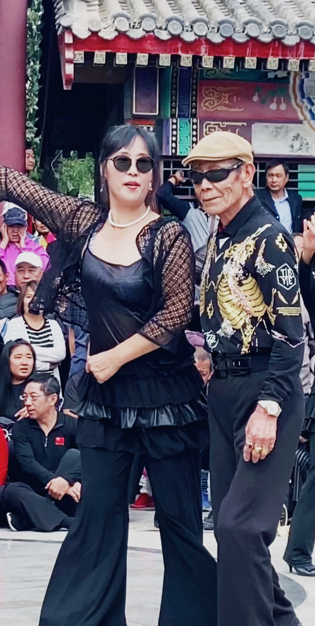 春雪#八十岁张大爷跳舞有范儿