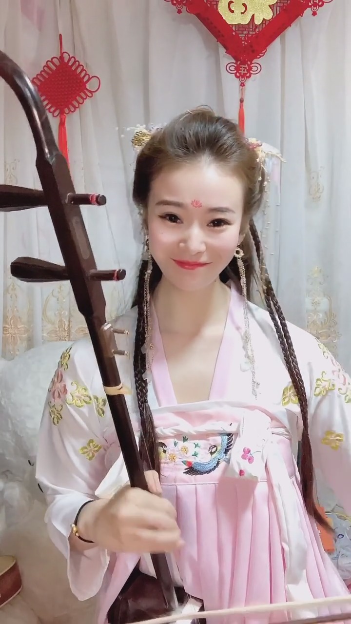 迷惑行为大赏#古风小仙女,二胡拉奏《春节序曲》旋律优美,温暖如春