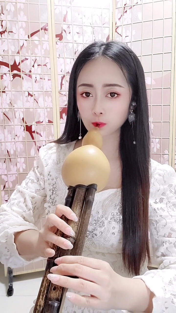 迷惑行为大赏#美女葫芦丝吹奏《最远的你是我最近的爱》,丝音柔美