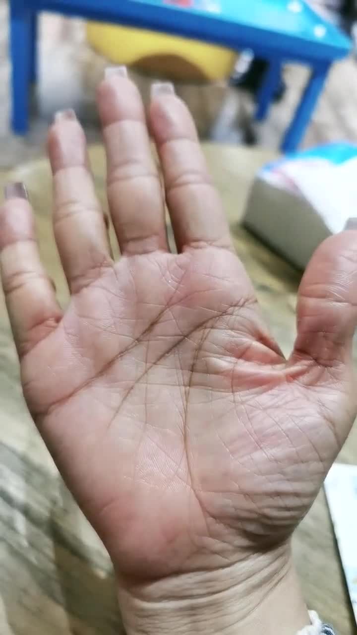 这是30岁女人的手,布满了沧桑感!