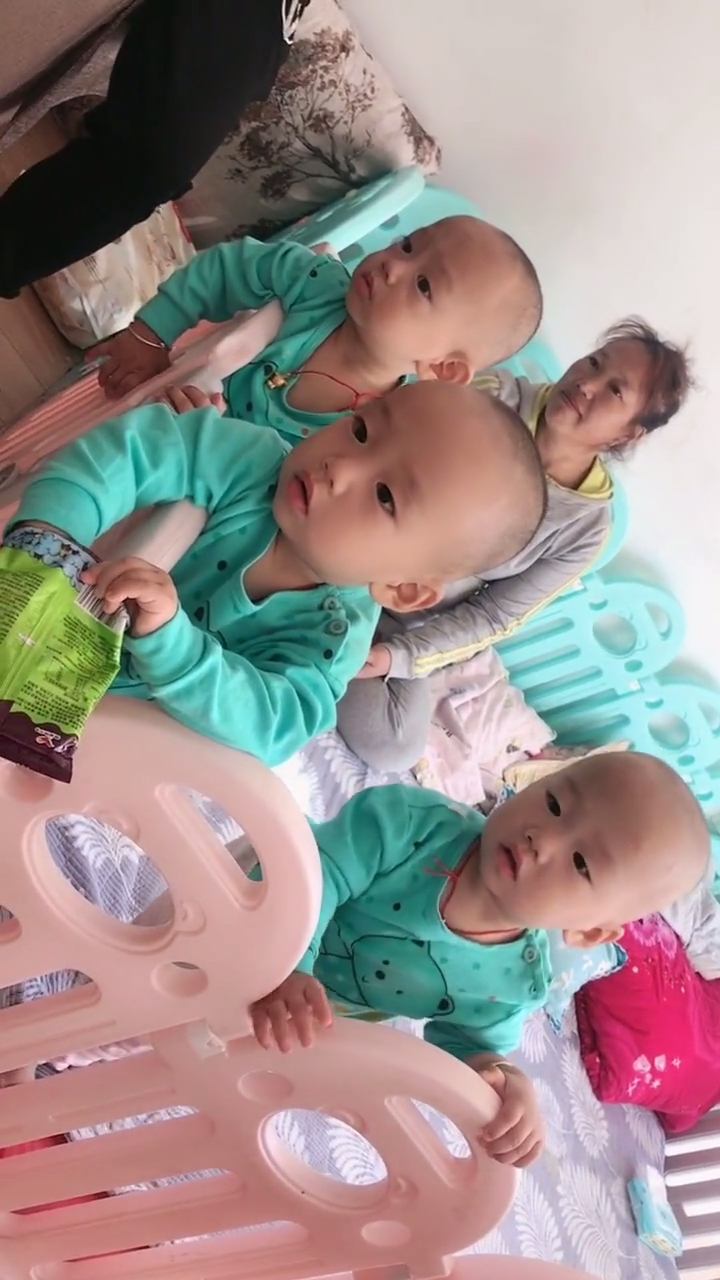 搞笑萌娃#今天是三胞胎三岁生日妈妈想集9个赞6个祝福